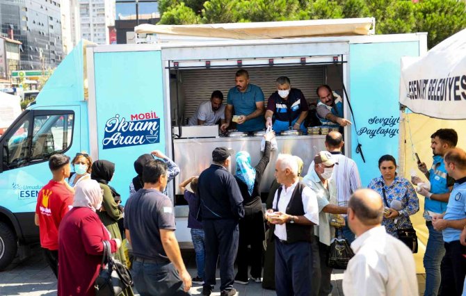 Esenyurt’ta vatandaşlara aşure ikramı