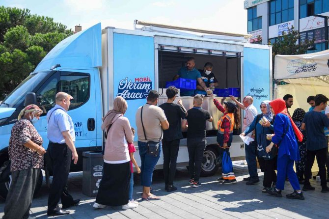 Esenyurt’ta vatandaşlara aşure ikramı