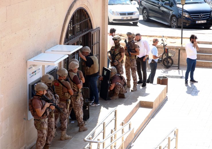 Filmleri aratmayacak görüntü: Banka müdürü, şubede rehin alındı