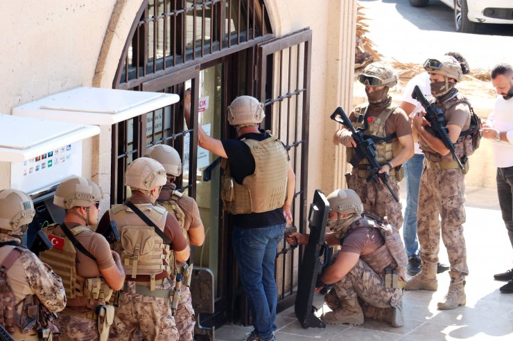 Filmleri aratmayacak görüntü: Banka müdürü, şubede rehin alındı