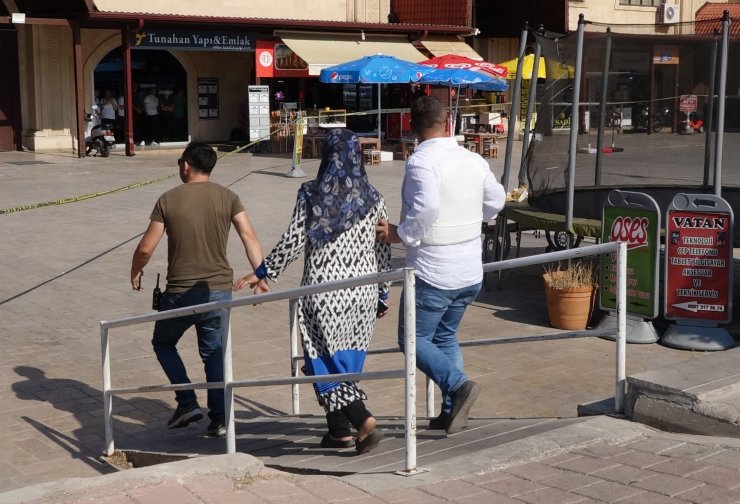 Filmleri aratmayacak görüntü: Banka müdürü, şubede rehin alındı