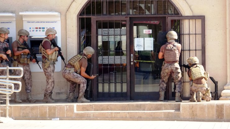Filmleri aratmayacak görüntü: Banka müdürü, şubede rehin alındı
