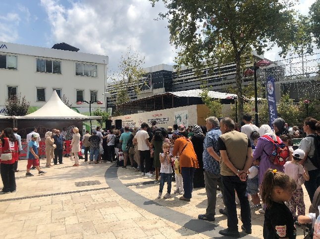 Kağıthane’de metrelerce aşure kuyruğu