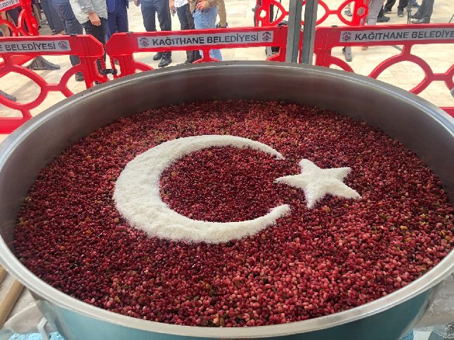 Kağıthane’de metrelerce aşure kuyruğu