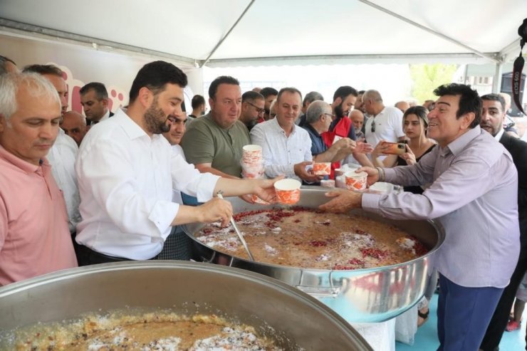 Kağıthane’de metrelerce aşure kuyruğu