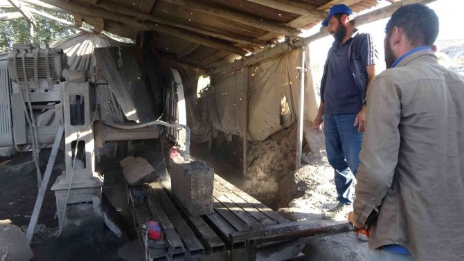 Kavurucu sıcakta ekmeklerini taştan çıkarıyorlar