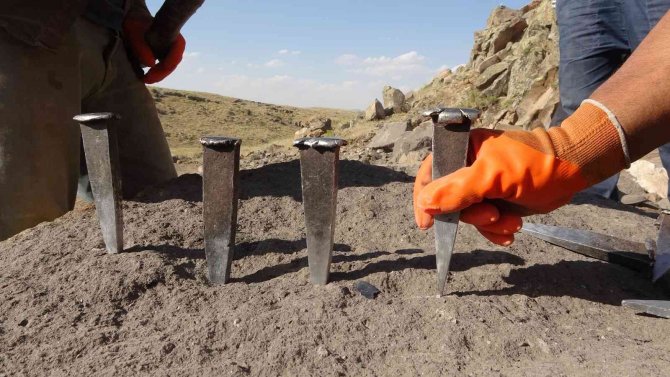 Kavurucu sıcakta ekmeklerini taştan çıkarıyorlar