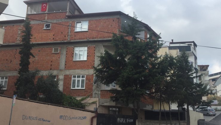 Kayınpederini bıçakla öldürdü, eşini çekiçle ağır yaraladı