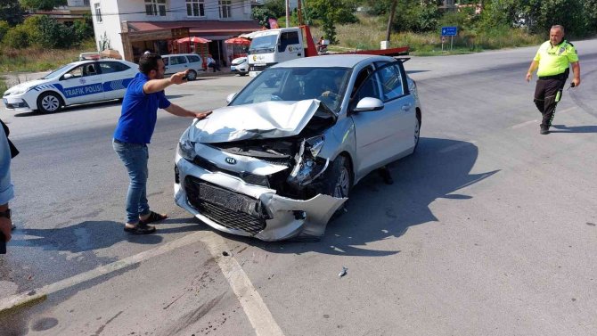 Kazada sürücüler emniyet kemeri sayesinde yara almadı