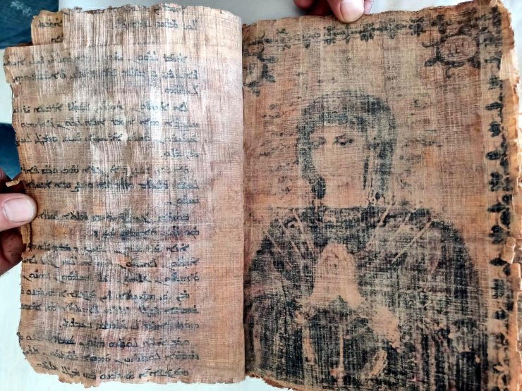 Kırklareli'de el yazması İncil ve Tevrat ele geçirildi