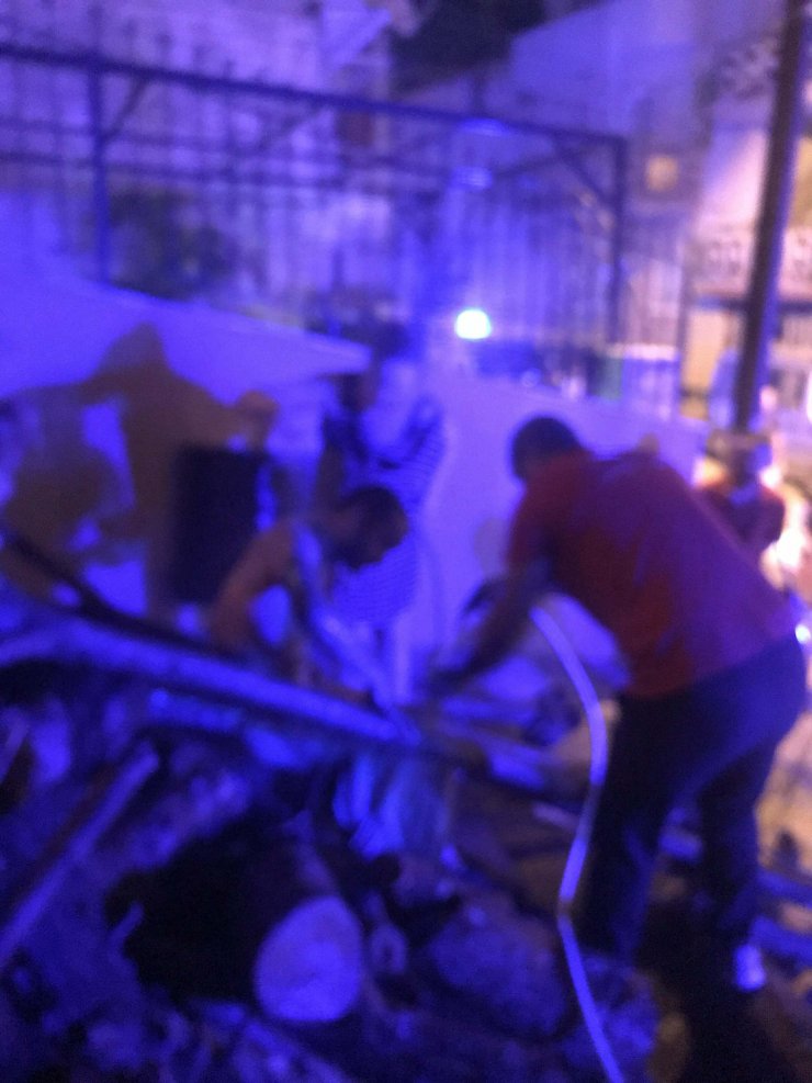 Kıyafetleri alev alan genç, üzerine düştüğü odun yığınını da tutuşturdu