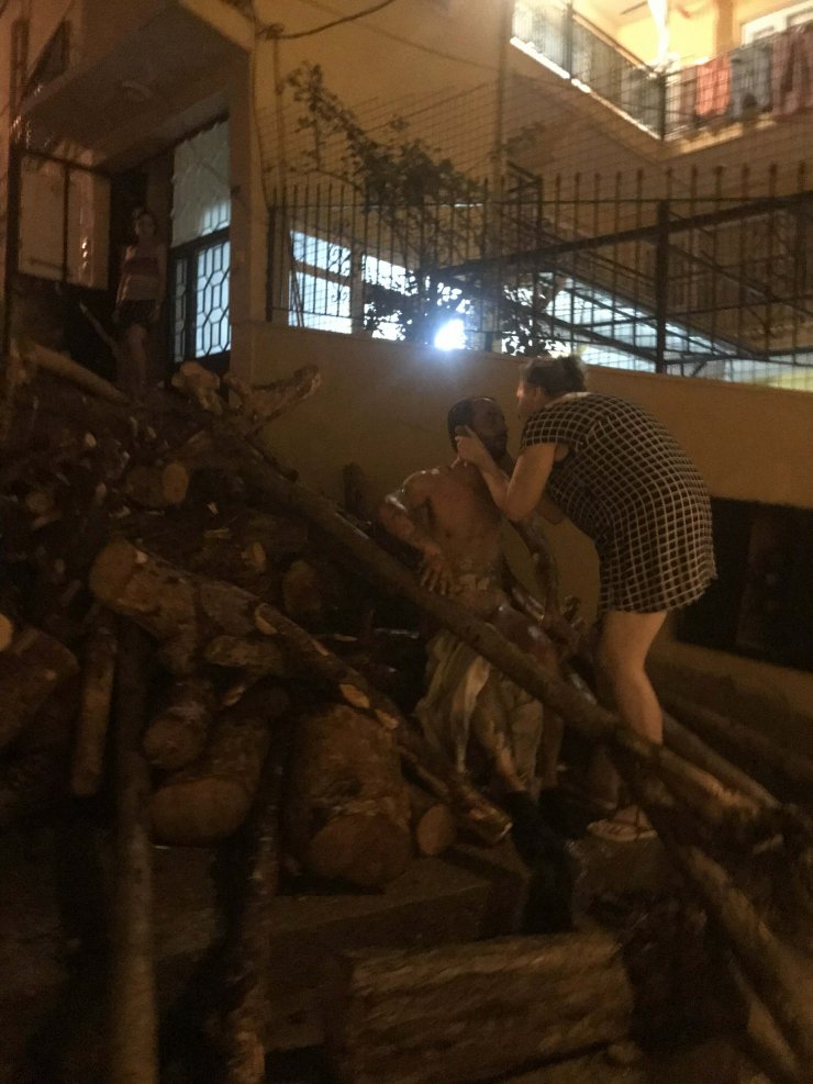 Kıyafetleri alev alan genç, üzerine düştüğü odun yığınını da tutuşturdu