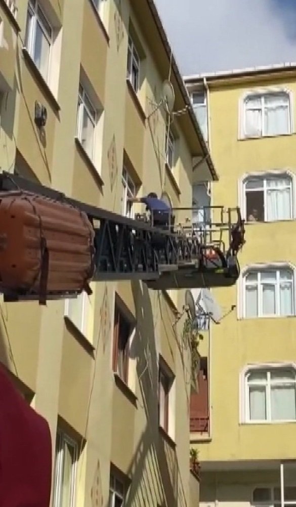 Komşuları haber alamadı, evinde ölü bulundu