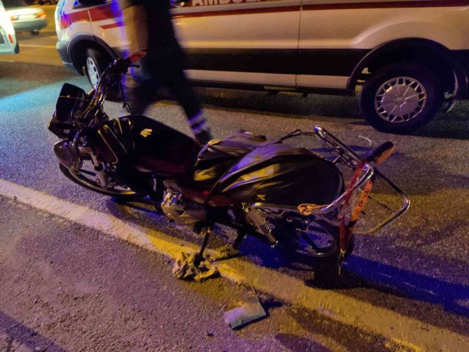 Motosiklet traktöre çarptı: 2 yaralı