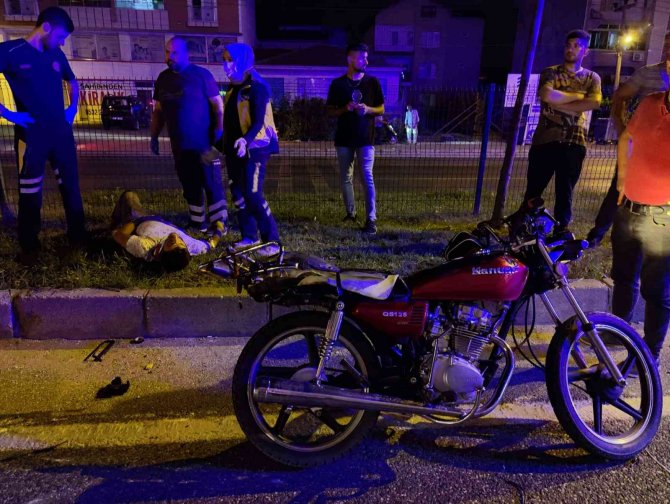 Motosiklet traktöre çarptı: 2 yaralı