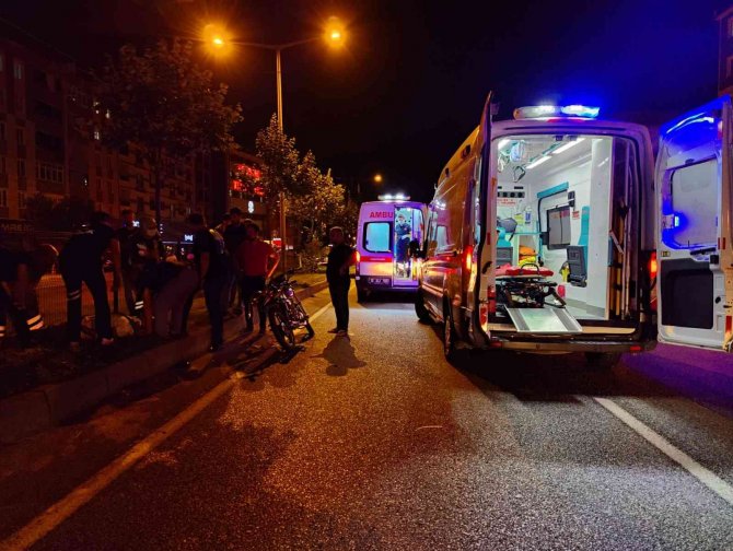 Motosiklet traktöre çarptı: 2 yaralı