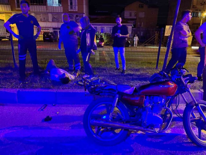 Motosiklet traktöre çarptı: 2 yaralı