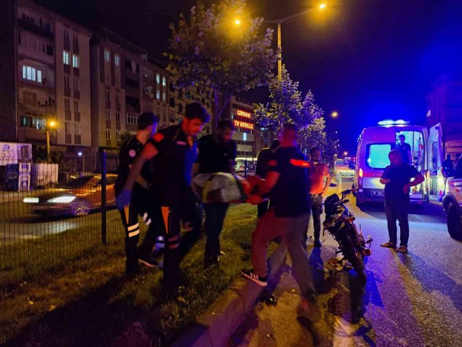 Motosiklet traktöre çarptı: 2 yaralı