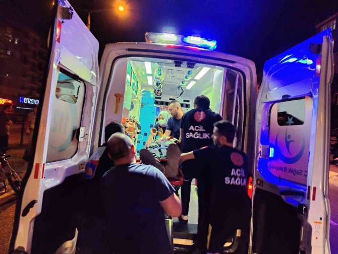 Motosiklet traktöre çarptı: 2 yaralı