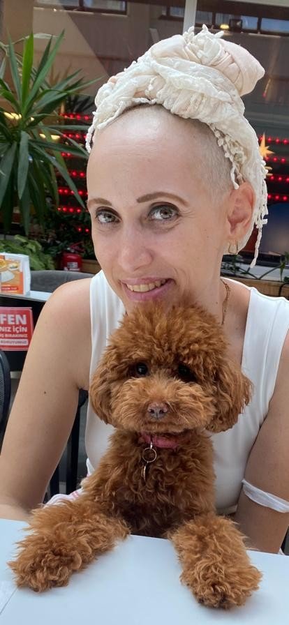 Organlarının bir bölümünün alınmasına yol açan kansere karşı zafer kazandı