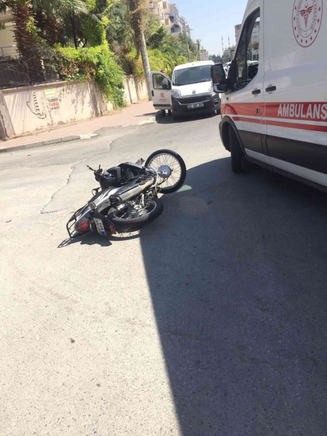 Otomobil ile motosiklet çarpıştı: 2 yaralı