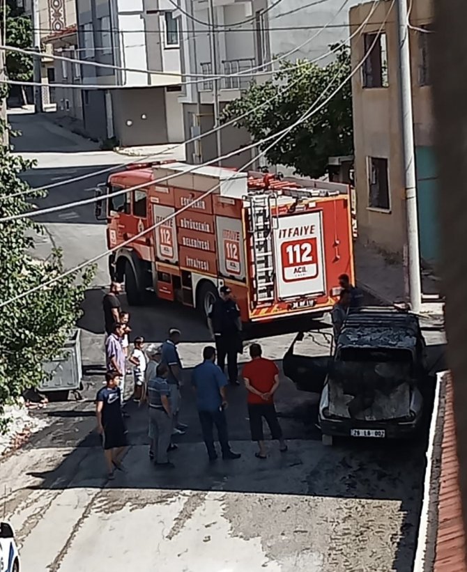 Park halindeki otomobilde yangın