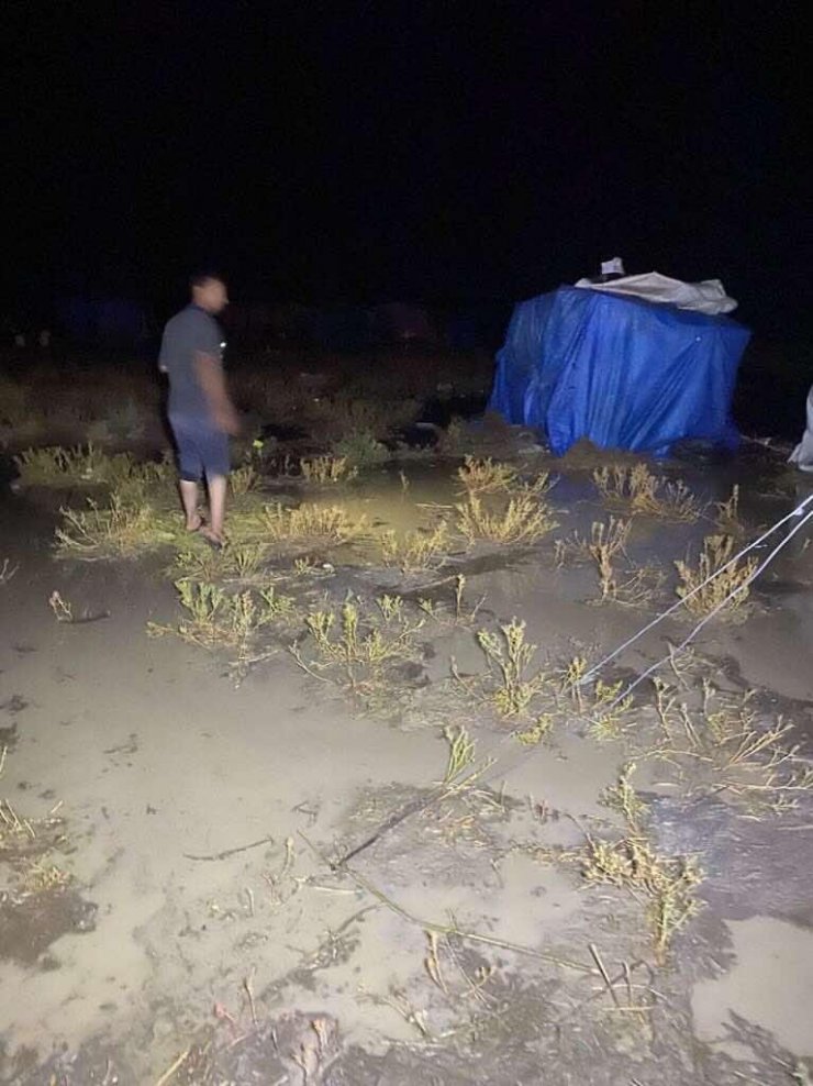 Sağanakta mevsimlik işçilerin çadırlarını su bastı