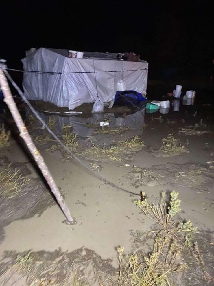 Sağanakta mevsimlik işçilerin çadırlarını su bastı