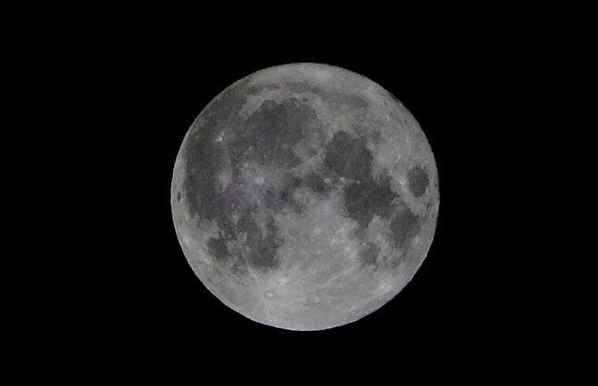 "Süper Ay" bulutların arasında görsel şölen sundu