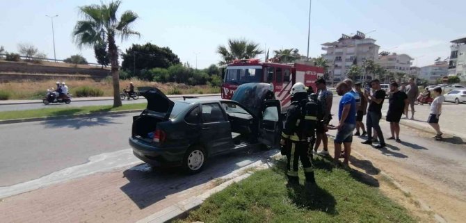 Yanan otomobilden, eşi ve çocuklarını çıkardı