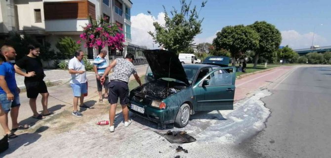 Yanan otomobilden, eşi ve çocuklarını çıkardı