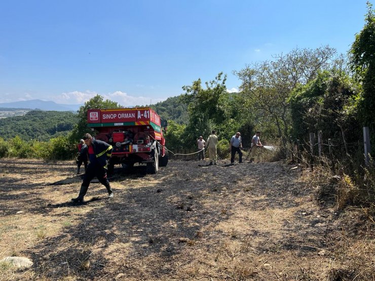 Akıma kapılan karga, anız yangınına neden oldu