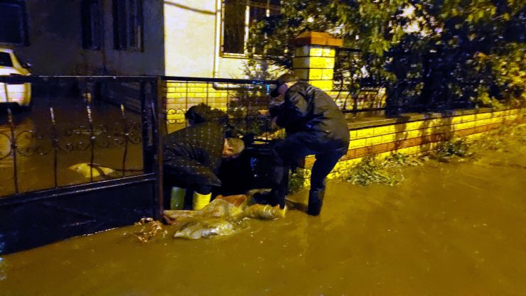 Bolu'da sağanak su baskınına yol açtı