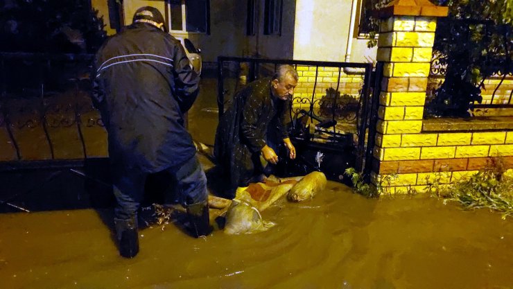 Bolu'da sağanak su baskınına yol açtı