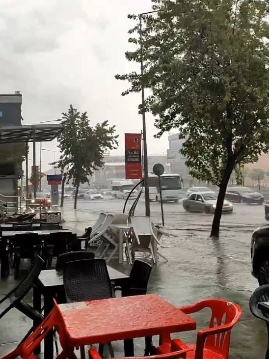 Bursa'da sağanak, günlük yaşamı olumsuz etkiledi