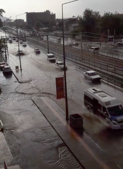 Bursa'da sağanak, günlük yaşamı olumsuz etkiledi