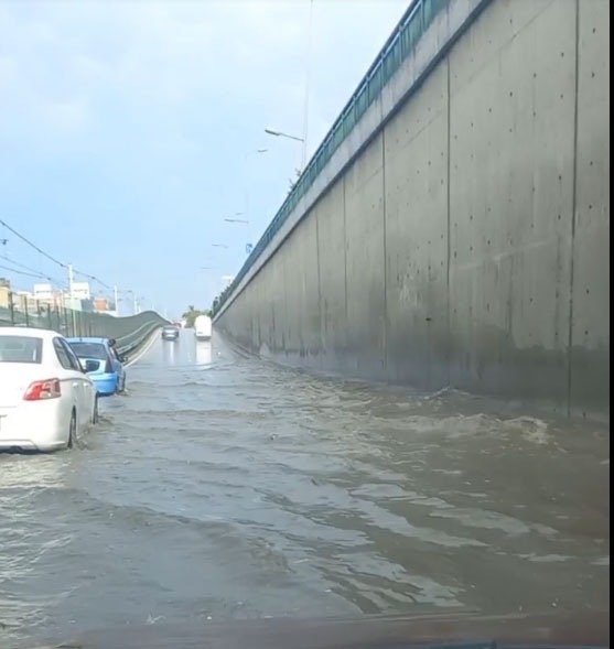 Bursa'da sağanak, günlük yaşamı olumsuz etkiledi