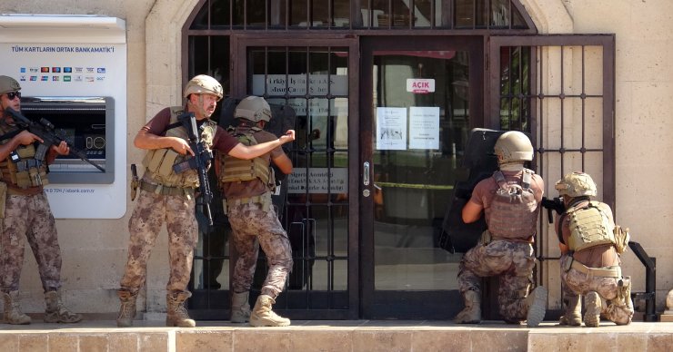 Detaylar ortaya çıktı! Hesabına 2 milyon lira havale ettirmek için rehin almış