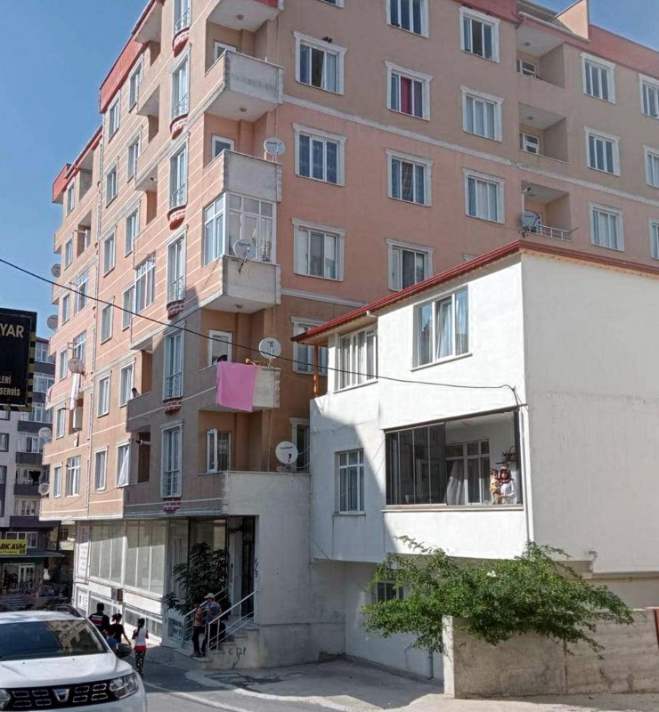 Eşinin tabancayla ateş açtığı kadın, 3'üncü kattan atladı