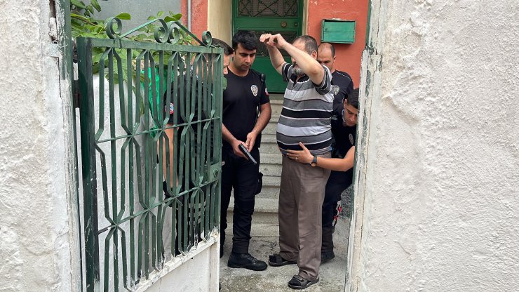 Evinin önüne araç park eden sürücüyü tüfekle vurdu