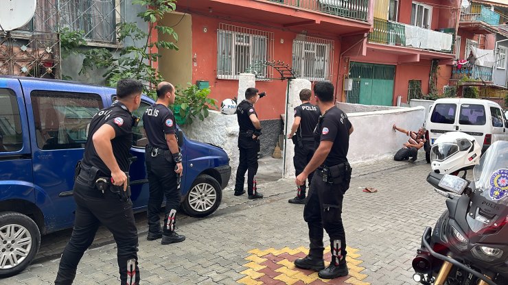 Evinin önüne araç park eden sürücüyü tüfekle vurdu