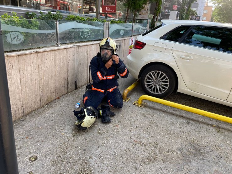 Kafe yangınında 5 kişi dumandan etkilendi