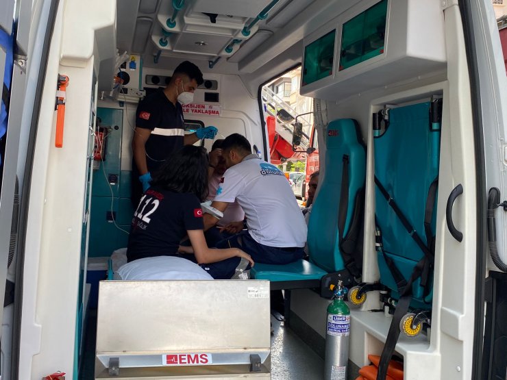 Kafe yangınında 5 kişi dumandan etkilendi