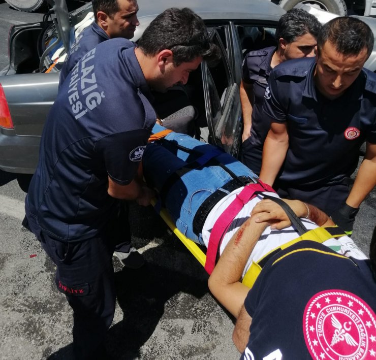 Kırmızı ışıkta kaza: 5 yaralı