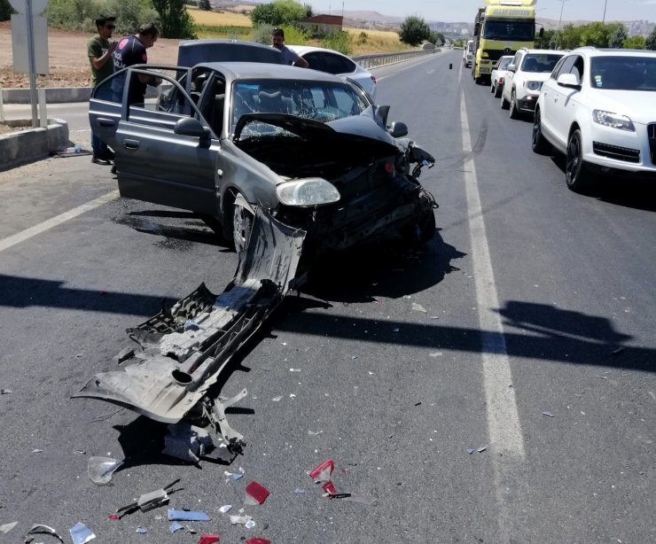 Kırmızı ışıkta kaza: 5 yaralı