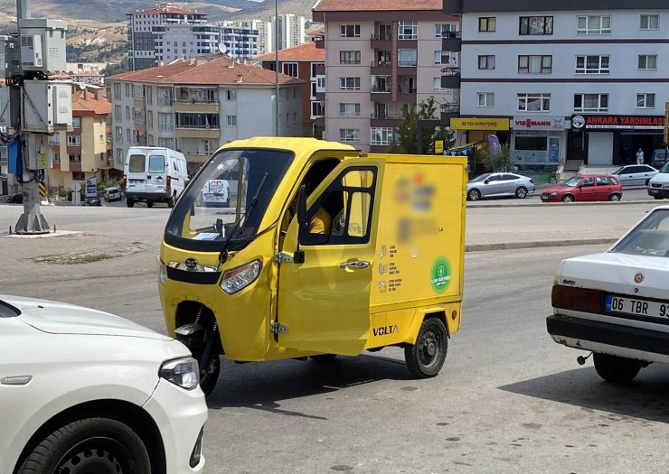 Market aracı, park halindeyken hareketlendi; o anlar kamerada