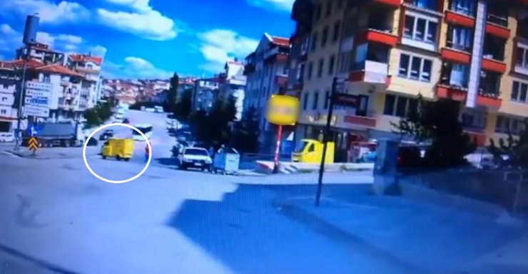 Market aracı, park halindeyken hareketlendi; o anlar kamerada