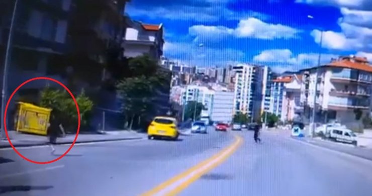 Market aracı, park halindeyken hareketlendi; o anlar kamerada