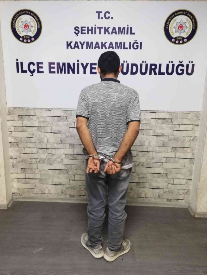 Önce hırsızlık yaptı, sonra kendisini çeken kamerayı söktü