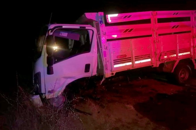 Otomobil ile kamyon çarpıştı: 1 ölü, 3 yaralı